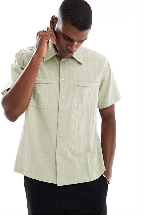 Рубашка с короткими рукавами, фактурной тканью и воротником в курортном стиле артикул 146700012