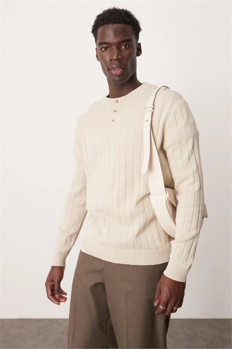 Свободный свитер из трикотажа с широкой резинкой и воротником-«бабушкиным» артикул 133880353