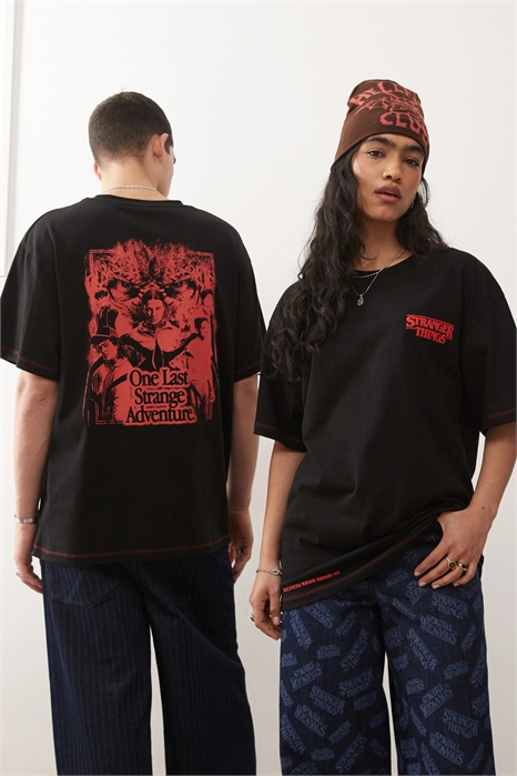 X Унисекс-футболка оверсайз «Очень странные дела» с принтом персонажа на спине артикул 151781849