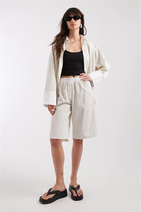 Бермуды с боковыми шлевками и резинкой на талии артикул 156159733