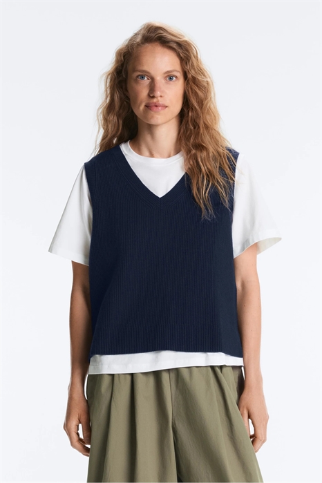 Трикотажный жилет с V-образным вырезом артикул 156626370