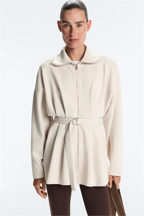 Длинная куртка из пике с поясом и складками артикул 156608714