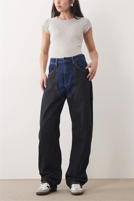 Джинсы с залатанными штанинами артикул 155110290