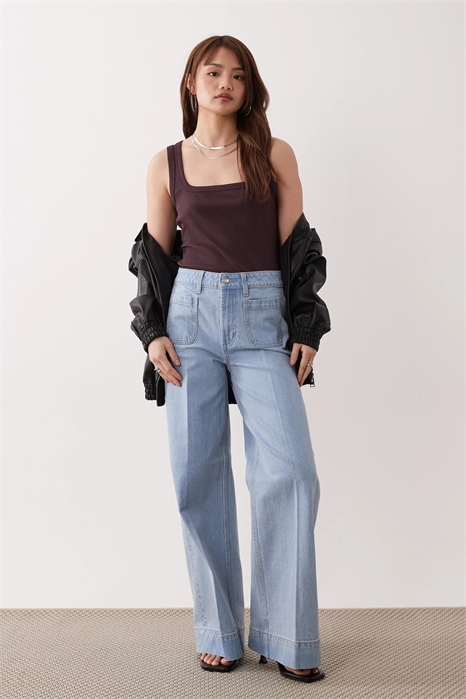 ASOS DESIGN Джинсы petite с высокой талией и широкими брючинами, с карманами спереди артикул 154585286