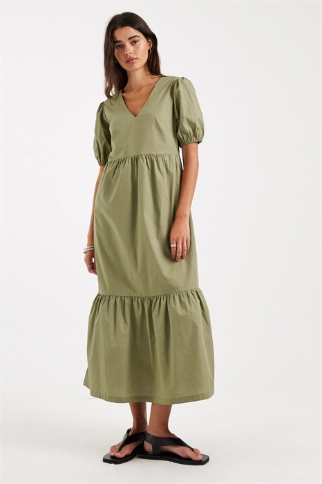 Плотное платье средней длины с воротником и рукавами-буффами артикул 151225457