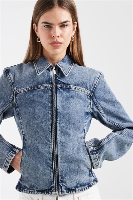 Приталенная джинсовая куртка на молнии артикул 156007127