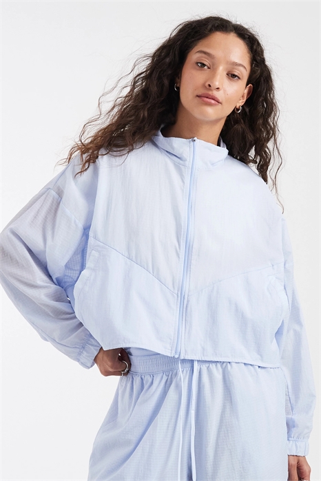 Короткая ветровка с воротником-воронкой артикул 152622398