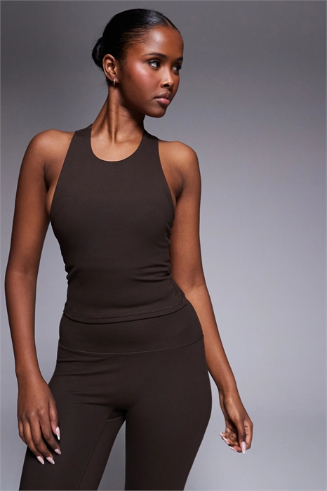 Мягкая майка с открытой спиной и вшитым бюстгальтером, а также съемными вставками артикул 151735972