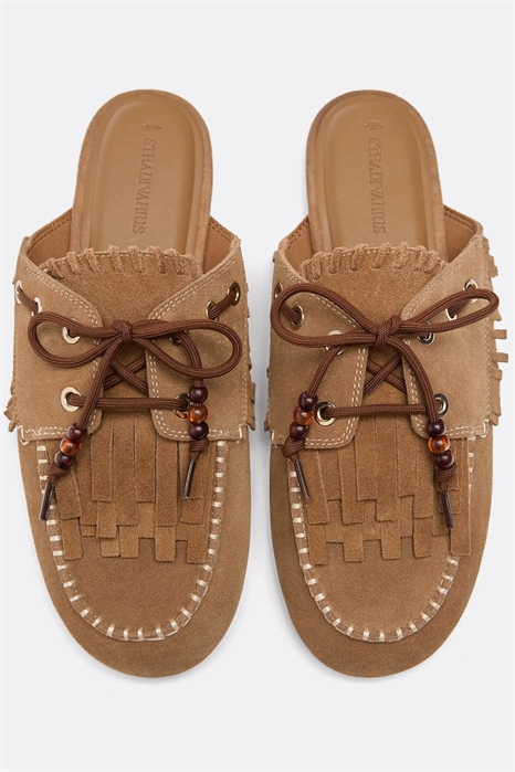 Кожаные лоферы без задника с подвесками артикул 156494816