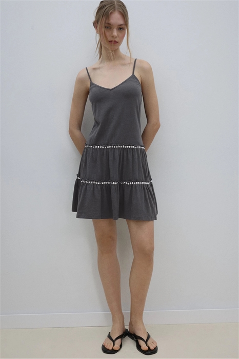 Платье с оборками и заклепками артикул 156513952