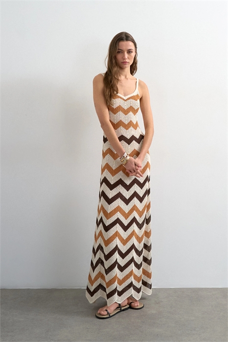 Макси-платье из трикотажа с шевронным узором артикул 151485161