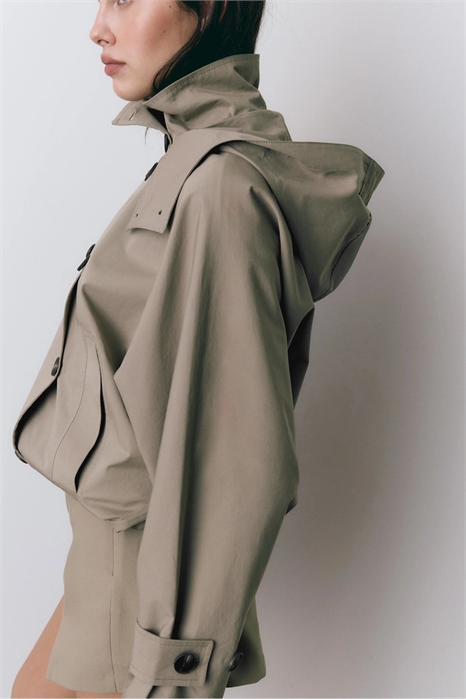 Тренч с короткими рукавами-буфетками и съемным капюшоном артикул 156513946