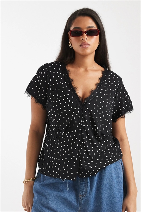 ASOS DESIGN: Блузка-ти-шорт с кружевной отделкой для полных артикул 152936282