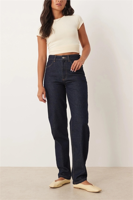 Джинсы средней посадки с зауженными прямыми брючинами и эластичной тканью для комфорта артикул 150599097