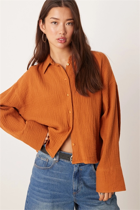 Рубашка из хлопчатобумажной ткани с текстурной отделкой и укороченным кроем артикул 152232147