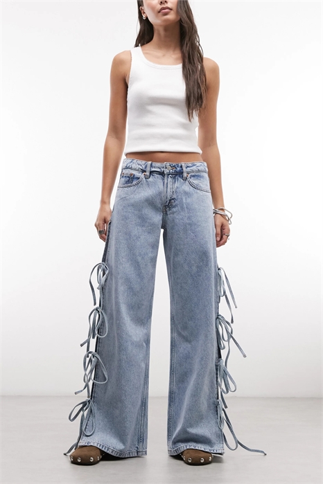 Джинсы с низкой талией и широкими брючинами, украшенные бантиком на боковой завязке артикул 155704350
