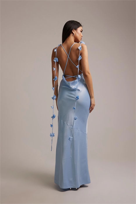 Макси-платье из атласа «Ария» с капюшоном, драпировкой, цветочными элементами и перекрещивающейся спинкой артикул 154052908