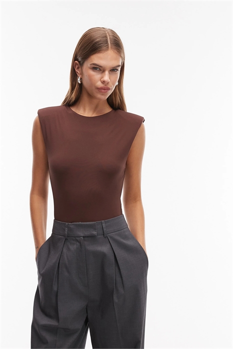 Облегающий боди без рукавов с накладками на плечах артикул 150563264