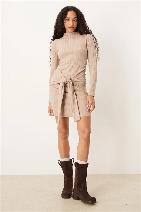 Мини-платье с высоким воротником на ребристой ткани и завязками спереди артикул 150151925