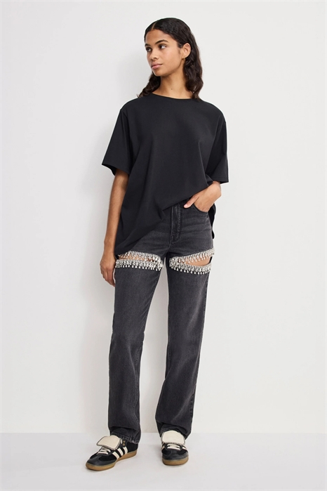 Классные джинсы с прямыми брючинами и стильным рисунком артикул 149728674