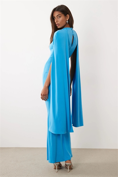 Облегающее макси-платье без рукавов с эффектным шарфом артикул 155638339