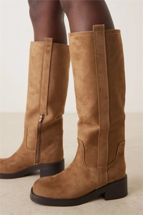 Конан надевает массивные ботинки артикул 147404188