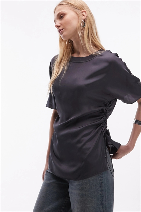 Атласная удлиненная футболка с рюшами на талии артикул 155575272