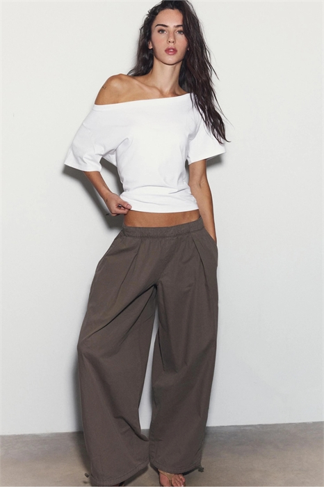 Футболка с короткими рукавами, лодочным вырезом и сборками артикул 156477285