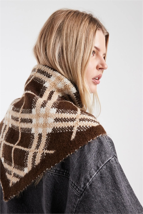 Вязанный треугольный шарф артикул 155003972