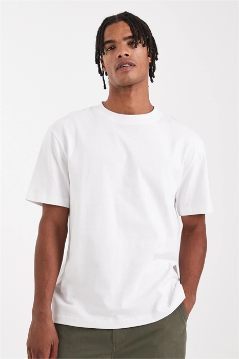 Свободная футболка из плотной ткани артикул 149966397