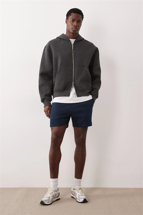 Узкие джинсы из трикотажа укороченной длины с контрастной окантовкой по бокам артикул 152834858