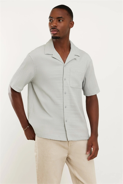 Рубашка с короткими рукавами и фактурной текстурой, прямой крой артикул 156532934