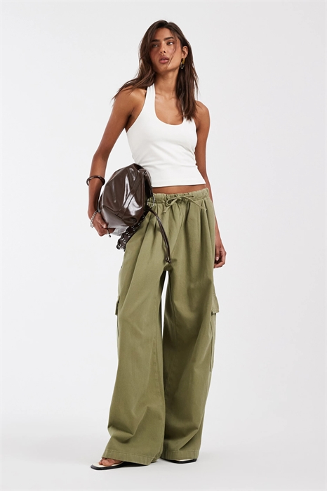 Двухслойный топ с минималистичным вырезом за шеей артикул 153758319