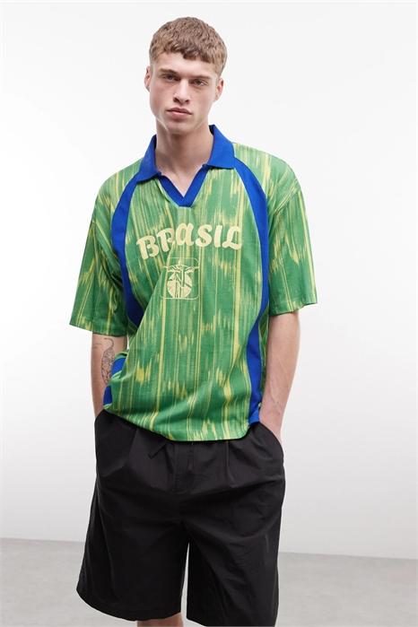 Поло свободного кроя с принтом по всей поверхности и изображением бразильской футбольной сборной артикул 154142073