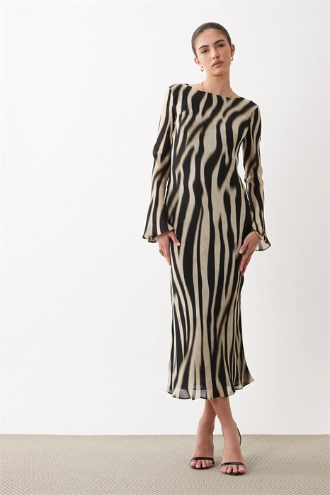 Макси-платье с длинными рукавами, расклешенными к низу артикул 155128918