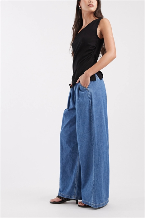 Джинсы с широкими брючинами и складками, с ремнем артикул 155527046