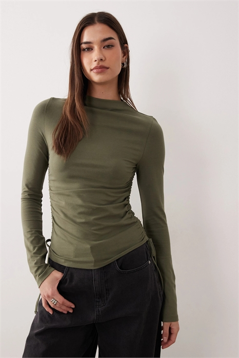 Топ с высоким воротником, завязками по бокам и рукавами в полную длину, украшенный рюшами артикул 151481134