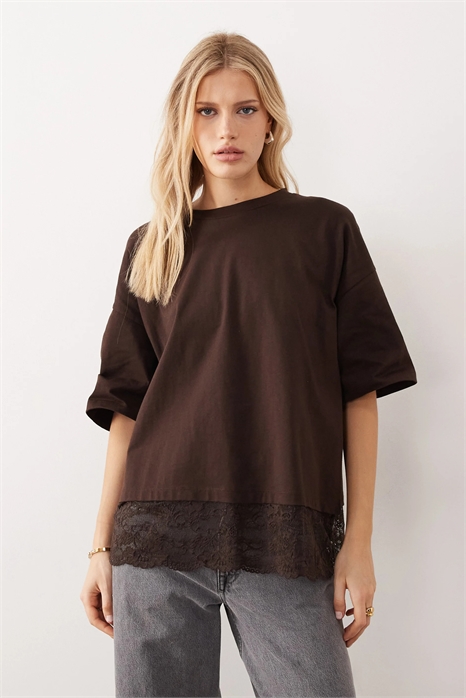 Футболка свободного кроя с кружевной отделкой артикул 152907357