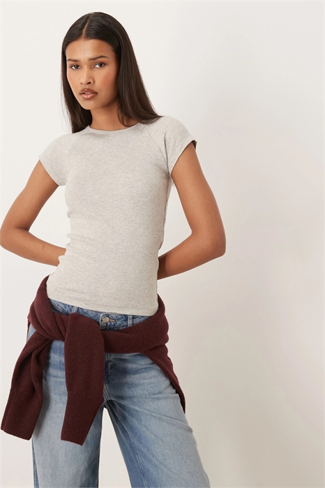 Приталенная футболка с рагланными рукавами артикул 154134372