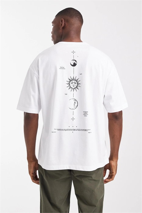 Футболка свободного кроя с принтом в виде звездного неба на спине артикул 152932399