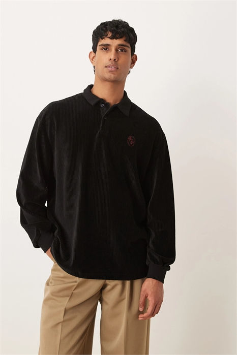 Толстая футболка-поло свободного кроя с длинными рукавами и небольшой вышивкой на груди артикул 153577236