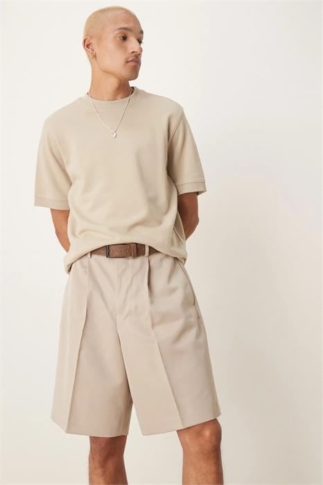 Стильные бермуды со складкой спереди артикул 139305363