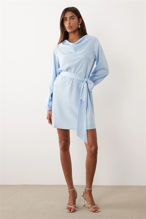 Мини-платье из атласа с высоким воротником и длинными рукавами артикул 154692061