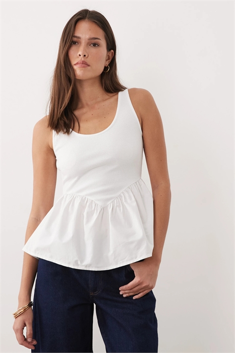 Топ с ребристым вырезом «лодочка» и баской по низу артикул 155312063