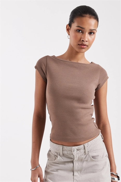 Футболка с ребристым горлом-лодочкой артикул 154841091