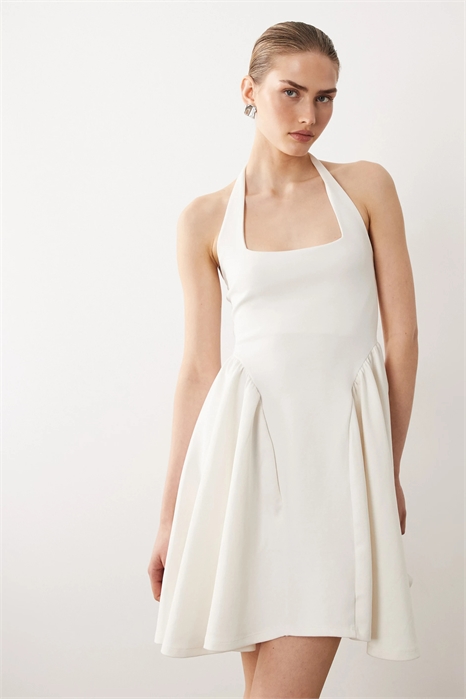 Мини-платье с завязками на шее артикул 155472635