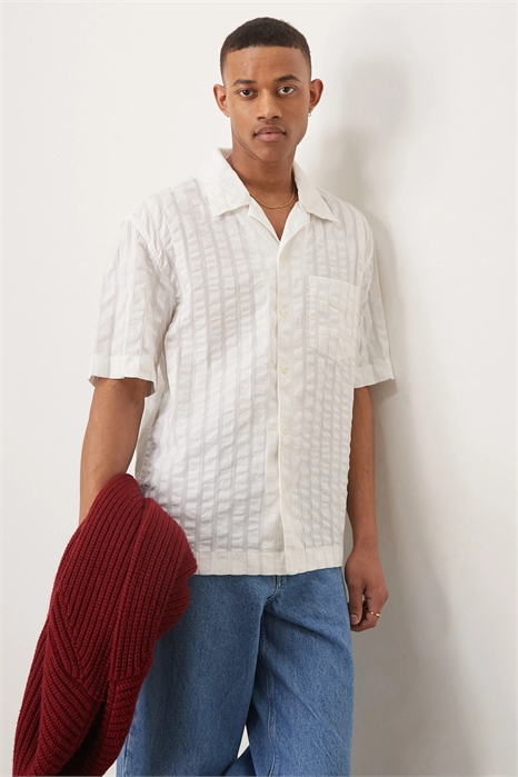 Курортная рубашка с воротником-ревер, короткими рукавами и полосками из сеерсакера в тон артикул 141004739