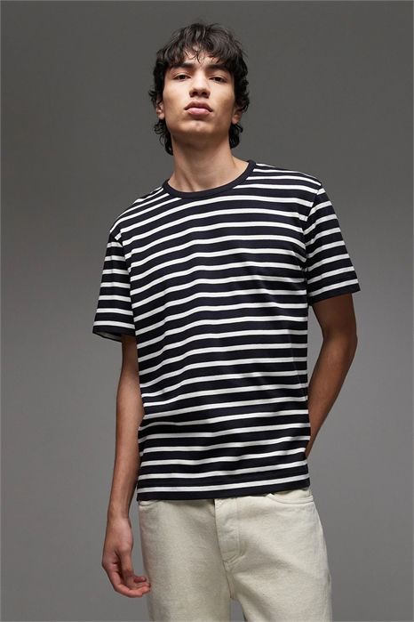 Объемная футболка свободного кроя артикул 147470479