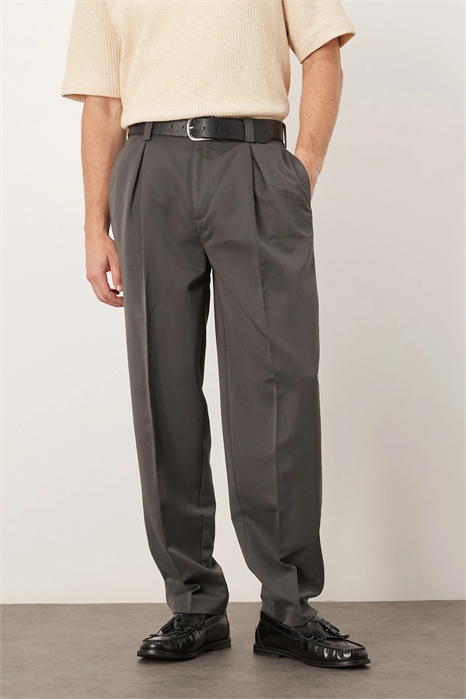 Стильные брюки свободного кроя с зауженными штанинами артикул 141065441