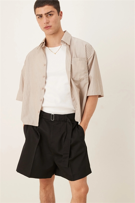 Стильные бермуды с складкой спереди и ремешком артикул 140469780